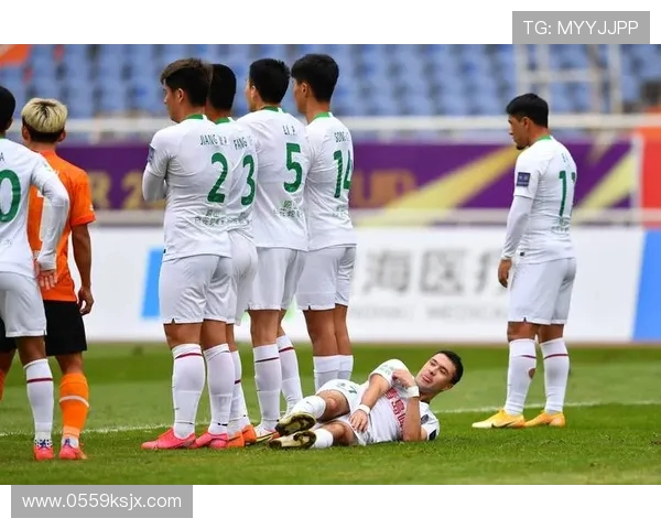 成都足球队与上海足球队赛后复盘实力对比分析与未来展望